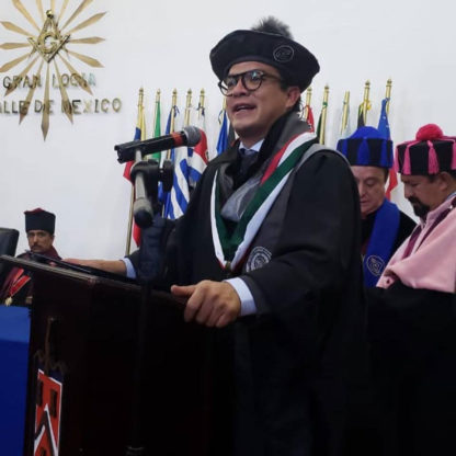 Gerardo Islas recibe el título Doctor honoris causa
